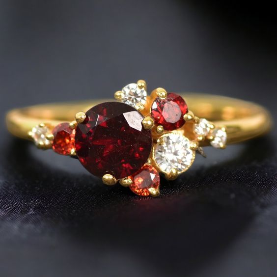 Bague rouge brillante en or doré vintage