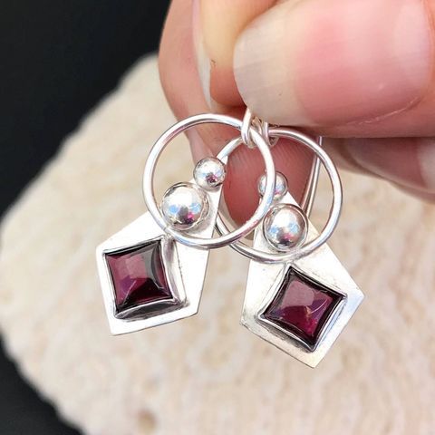 Boucles d'oreilles vintage en argent et cristal rouge