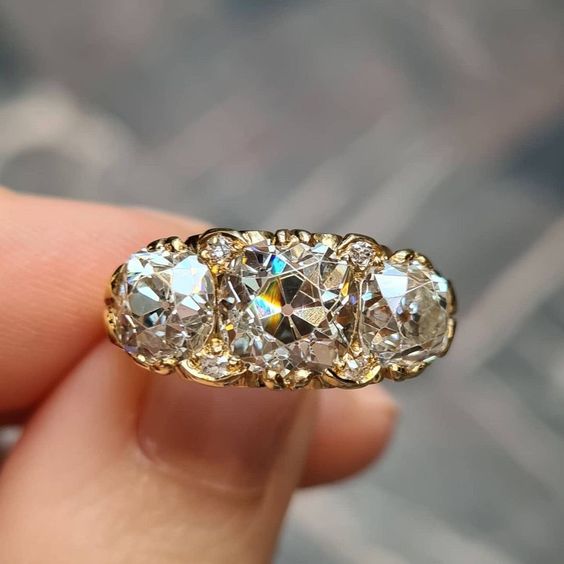 Bague vintage dorée et brillante