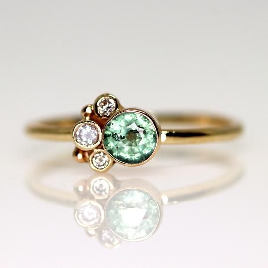 Bague en or vintage avec pierre verte brillante