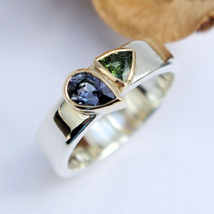 Bague en cristal bleu et vert en argent vintage