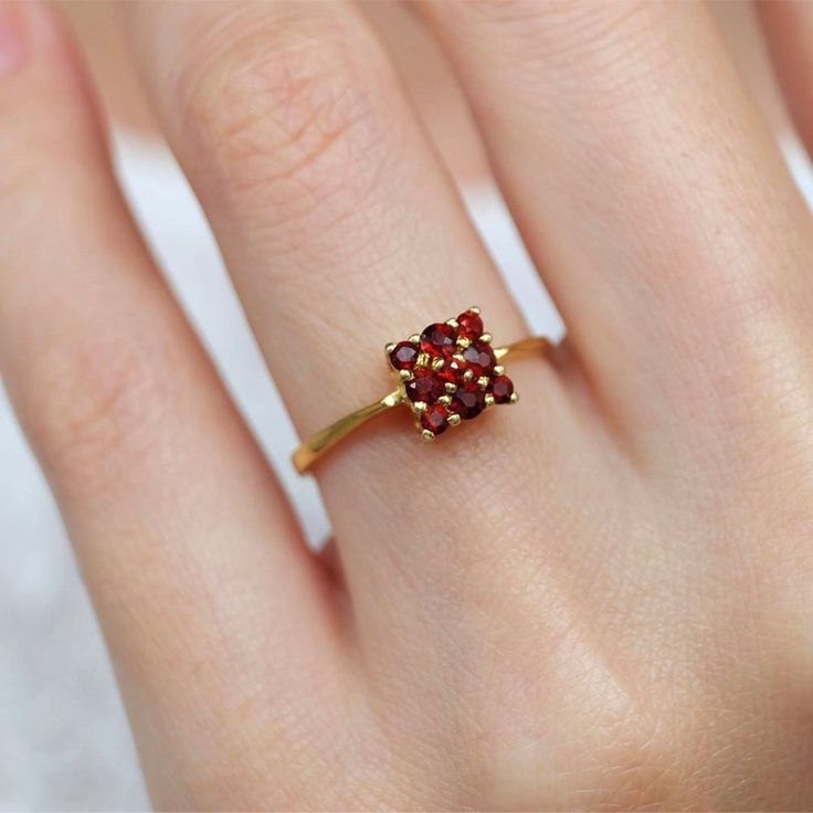 Bague cristalline rouge en or vintage
