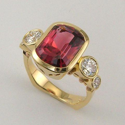 Bague vintage en verre rouge avec zirconium en or