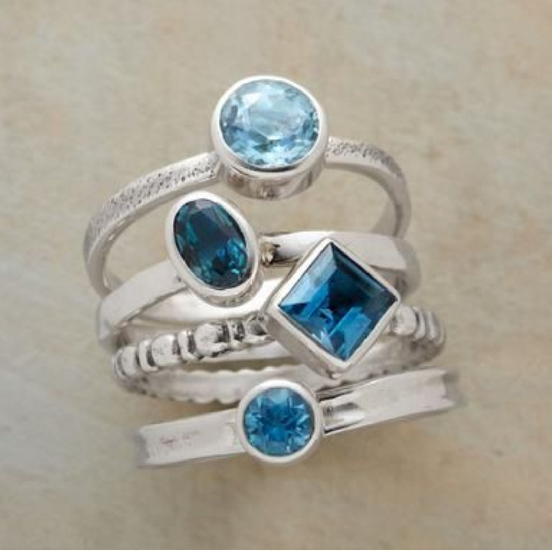 Bague avec incrustation de cristaux bleus plaqué argent