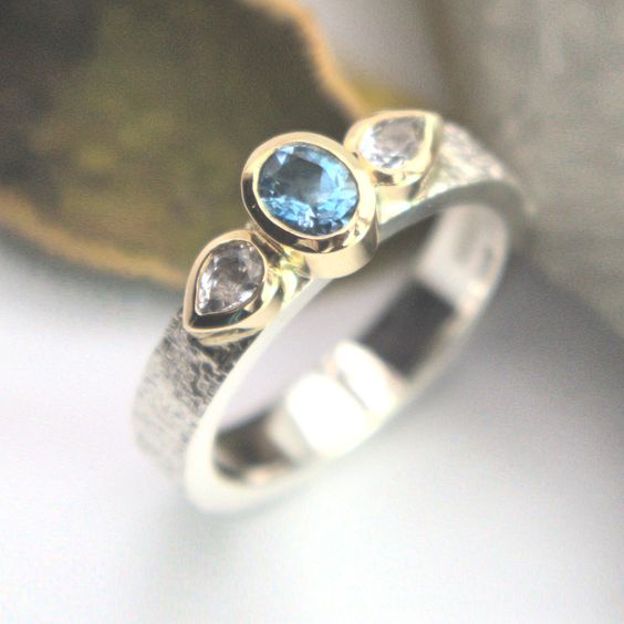 Bague vintage en or bleu et cristal