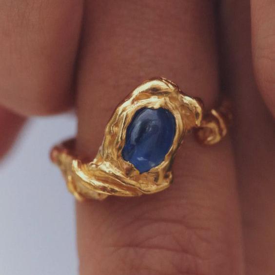 Bague en or forgé avec pierre bleue vintage