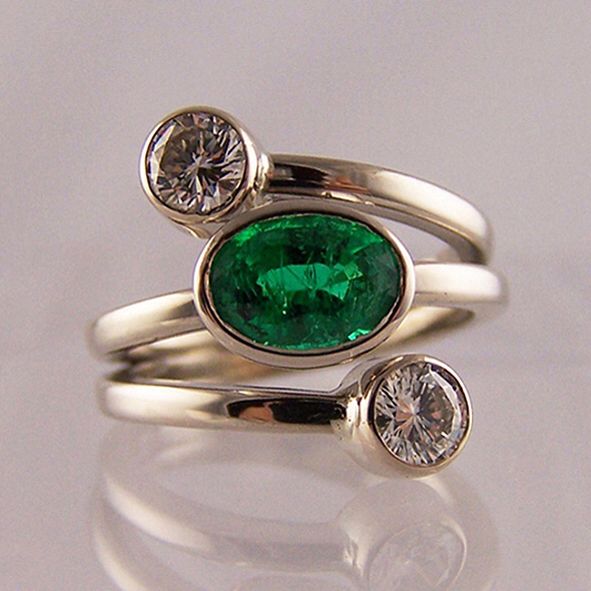 Bague ouverte avec cristal vert vintage