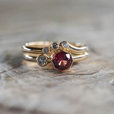Bague vintage en or avec incrustation de cristaux rouges