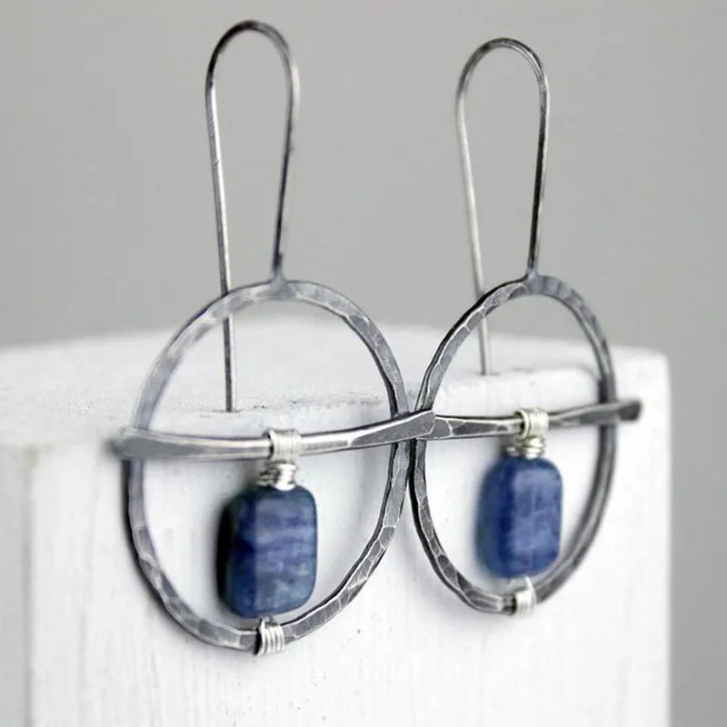Boucles d'oreilles vintage en argent avec des cercles de pierres bleues