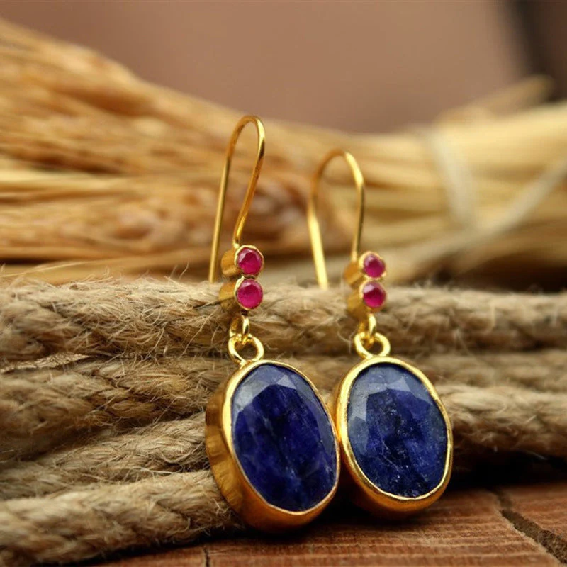 Boucles d'oreilles vintage en or avec pierre bleue foncée
