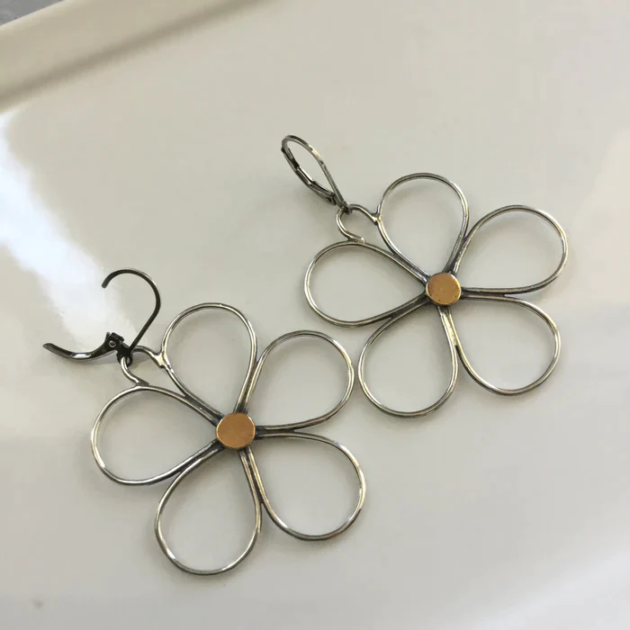Boucles d'oreilles vintage en argent avec marguerite creuse