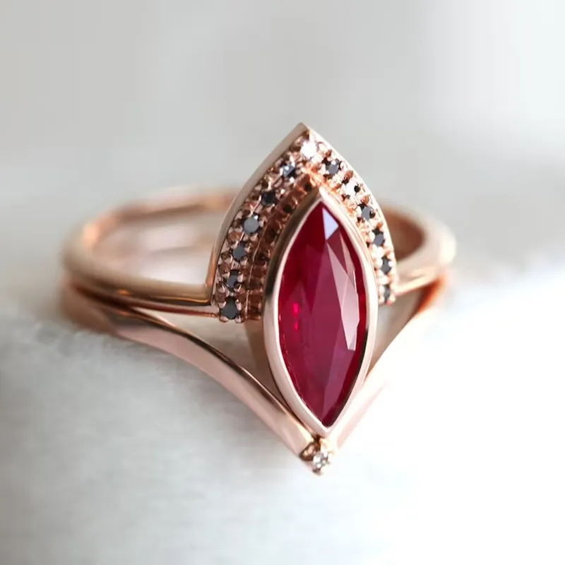 Bague en cristal rouge en or rose vintage