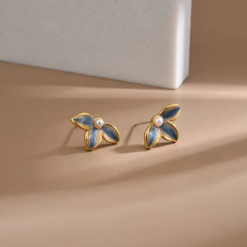 Elégantes boucles d'oreilles en émail bleu et perles
