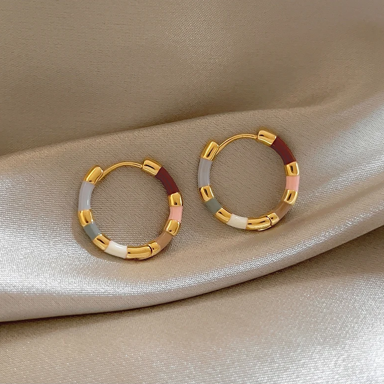 Elégantes boucles d'oreilles colorées