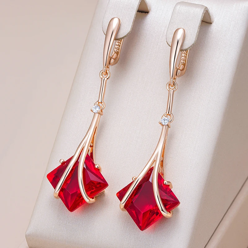 Boucles d'oreilles pendantes avec cristaux cubiques rouges Elegant