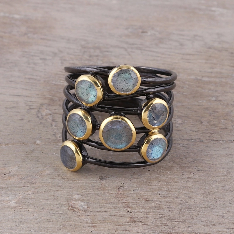 Bague Vintage foncée avec pierres