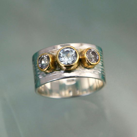 Bague vintage incrustée de cristaux en or et argent