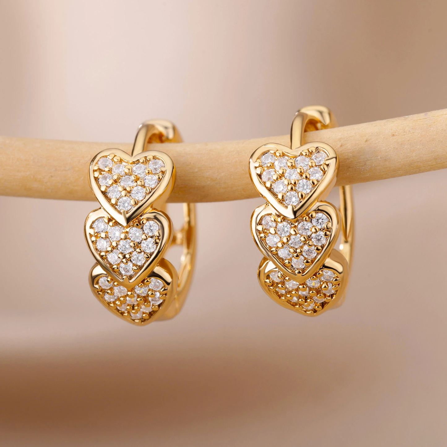Boucles d'oreilles Minimalistes Triple Coeur Brillant en Or