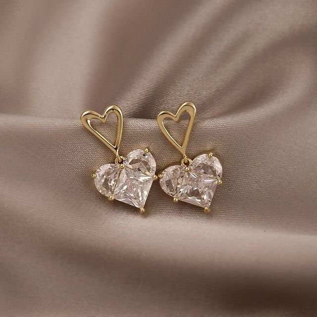 Boucles d'oreilles Minimalistes en Or avec Coeur en Zirconium