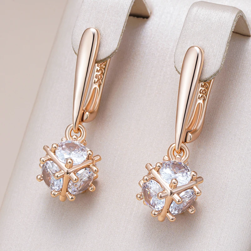 Boucles d'oreilles élégantes avec boule de cristal blanc brillant