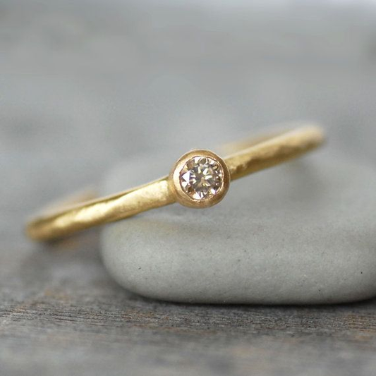Bague fine avec zirconium doré vintage